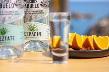 Mezcal en el restaurante Nanixhe